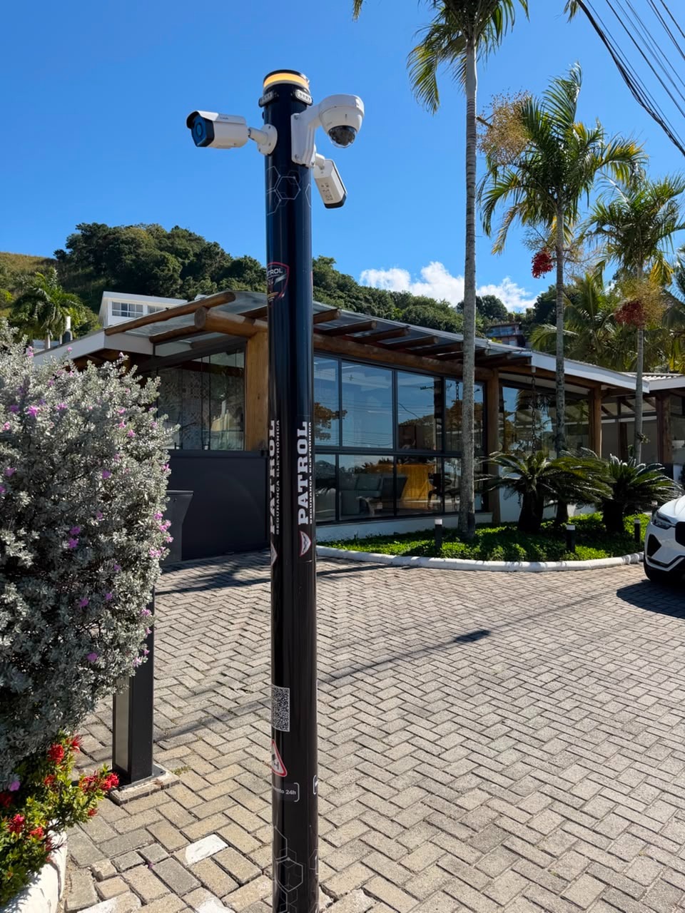 Poste inteligente com múltiplas câmeras